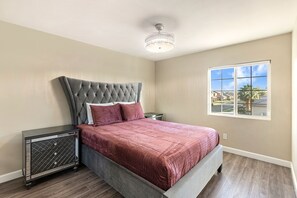 6 Schlafzimmer, Schreibtisch, Bügeleisen/Bügelbrett, Reisekinderbett