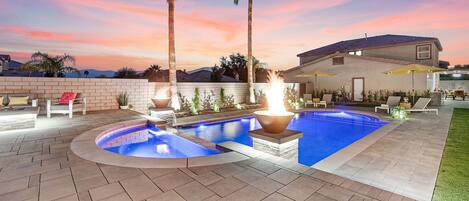 Utomhuspool och uppvärmd pool