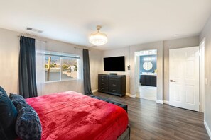 6 chambres, bureau, fer et planche à repasser, lit parapluie