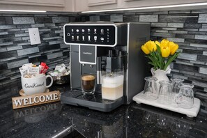 Kaffee und/oder Kaffeemaschine