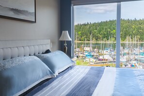2 bedrooms, desk, travel crib, free WiFi - This is the life! 2 bedroom oceanfront condo close to everything. (Nanaimo)