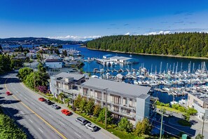 Marina - This is the life! 2 bedroom oceanfront condo close to everything. (Nanaimo)