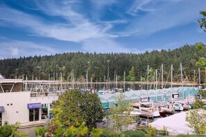 Marina - This is the life! 2 bedroom oceanfront condo close to everything. (Nanaimo)
