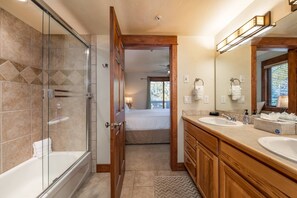 Combined shower/bathtub, hair dryer, towels, shampoo - Immaculate/Steps to Free Bus(5 Min to Mtn/Town)/Eat/Shop+Hot Tub-Views-Decks-Grill-W/D-Monthly Deals (Steamboat Springs)