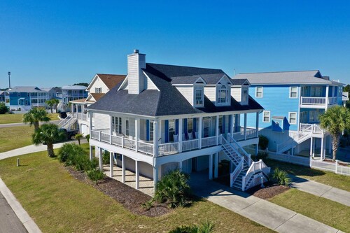 Spacious Kure Beach Home w/ Wraparound Deck, 1 Block to Private Beach Access, 5 BR, Dogs OK