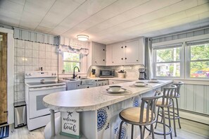 Refrigerador, microondas, parrilla de estufa y cafetera y tetera 