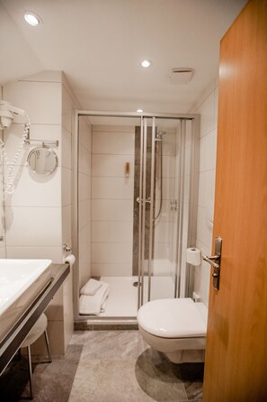 Dusche, Haartrockner, Handtücher
