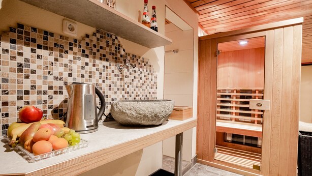 A kitchen with a tiled backsplash, a stone bowl, a kettle, and a fruit bowl. - Vacation apartment Untersberg 2 persons, 52 sqm (Schönau am Königssee)