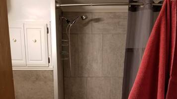 Combined shower/tub, eco-friendly toiletries, hair dryer, towels