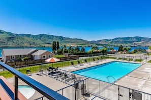 A heated pool - Lakeside Condo w/Shared Pools, Hot tub & Tennis Court - Steps To Swimming Area (Chelan)