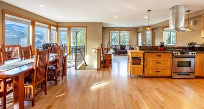 River Watch Getaway - River View, Downtown!