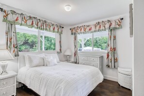 2 bedrooms, iron/ironing board, internet, bed sheets