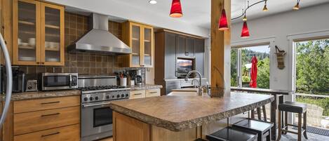 ثلاجة، ميكروويف، فرن، موقد طهي مسطح