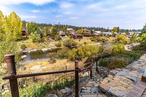 Una vista panorámica de una zona ribereña con senderos de piedra y edificios rústicos.