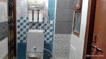 Shower, jetted tub, bidet, towels