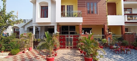 Exterior. 4 BHK 4 T 4000 sqft. Luxurious Villa