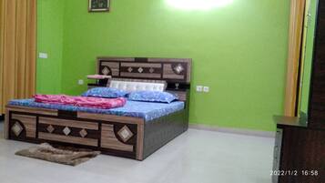 4 bedrooms, in-room safe, desk, iron/ironing board