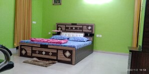 4 habitaciones, caja de seguridad en la habitación y escritorio 