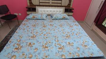 4 makuuhuonetta, tallelokero huoneessa, työpöytä, silitysrauta/-lauta