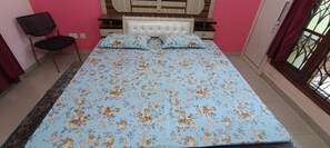 4 bedrooms, in-room safe, desk, iron/ironing board