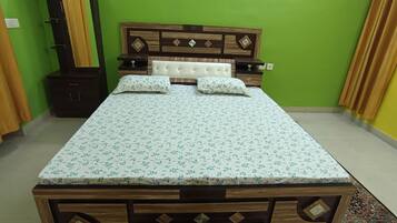 4 Schlafzimmer, Zimmersafe, Schreibtisch, Bügeleisen/Bügelbrett