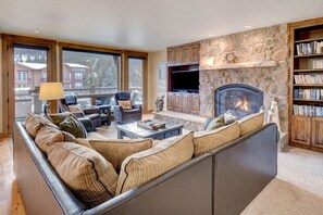 Smart TV, fireplace, video game console, Netflix - Slopeside Villa 90 I Hot Tub I Great Views I Bunk Room I Discounted Attractions (Winter Park)