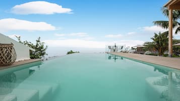 Een verwarmd zwembad