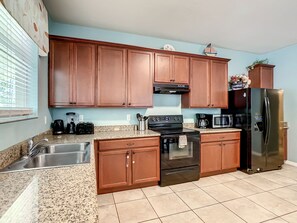 KĂŒhlschrank, Mikrowelle, Ofen, Herdplatte