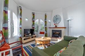 TV, fireplace, DVD player