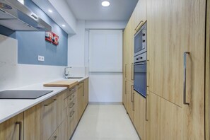 Een koelkast, een microgolfoven, een oven, een kookplaat