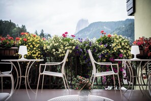 Outdoor dining - Villa Stella Apartment N52 near the ski lifts. Wi-Fi, terrace and garden (St.Ulrich)