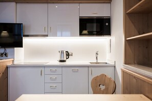 Fridge, microwave, stovetop, dishwasher
