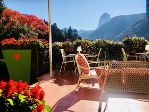 Outdoor dining - "Villa Stella Apartment N51" near the ski lifts. Mountain view, terrace and garden (St.Ulrich)