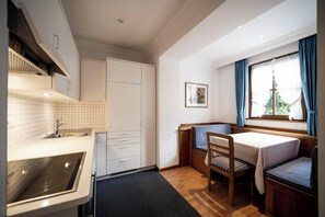 Kylskåp, mikrovågsugn, ugn och spishäll