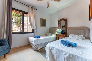 2 室のベッドルーム、アイロン / アイロン台、WiFi (無料)、ベッドシーツ