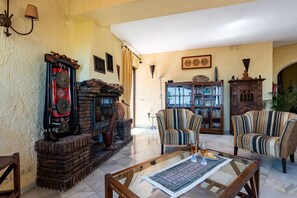 Fireplace, stereo - Villa 'Cosy House Jacuzzi Wifi Pool View' with Sea View, Wi-Fi and Air Conditioning (Mijas Pueblo)