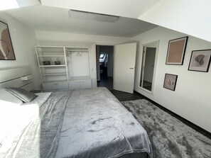 A bedroom with a bed, a wardrobe, and a walk-in closet. - Vacation apartment Nettenwiesen "Charme" Balingen-Endingen (Balingen)
