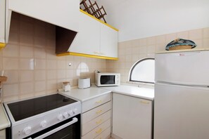 Een koelkast, een magnetron, een oven, een kookplaat