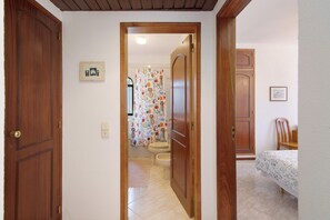 1 slaapkamer, een strijkplank/strijkijzer, gratis wifi, beddengoed