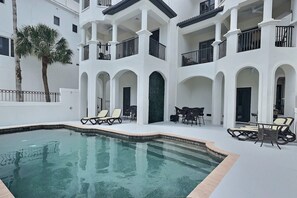 Et oppvarmet basseng