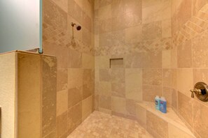 Kombinert dusj/badekar, hårføner og håndklær