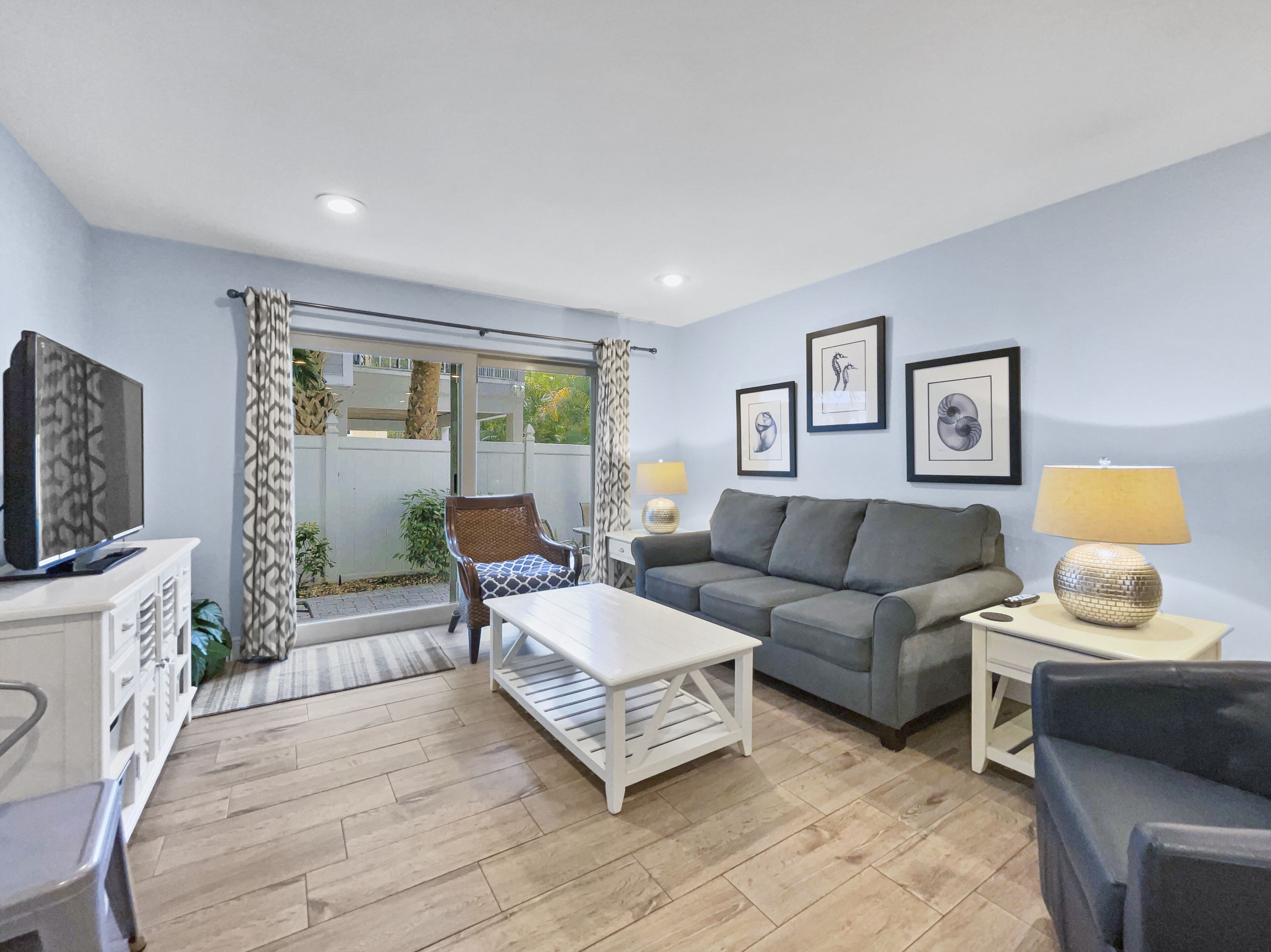 Walk to Beach, Updated Condo, Private Patio and Grill