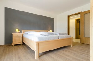 3 عدّة غرف نوم وسرير سفر وواي فاي وملاءات أسرّة