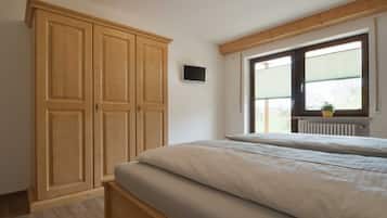 3 bedrooms, travel crib, WiFi, bed sheets