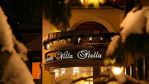 Un edificio con un cartel que dice 'Villa Stella'.
