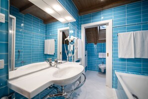 Baignoire, séchoir à cheveux, serviettes fournies