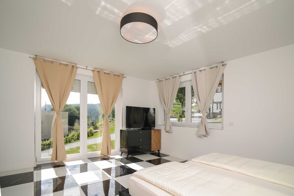 3 bedrooms, desk, WiFi, bed sheets