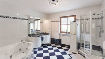 Badekar, hårtørrer, håndklæder