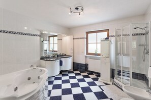 Badewanne, Haartrockner, Handtücher