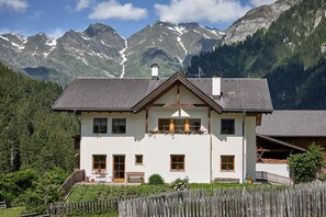 Exterior - Apartment "Ratschingser Kreuz Blasighof" with Mountain View, Wi-Fi, Balcony & Garden (Ratschings)